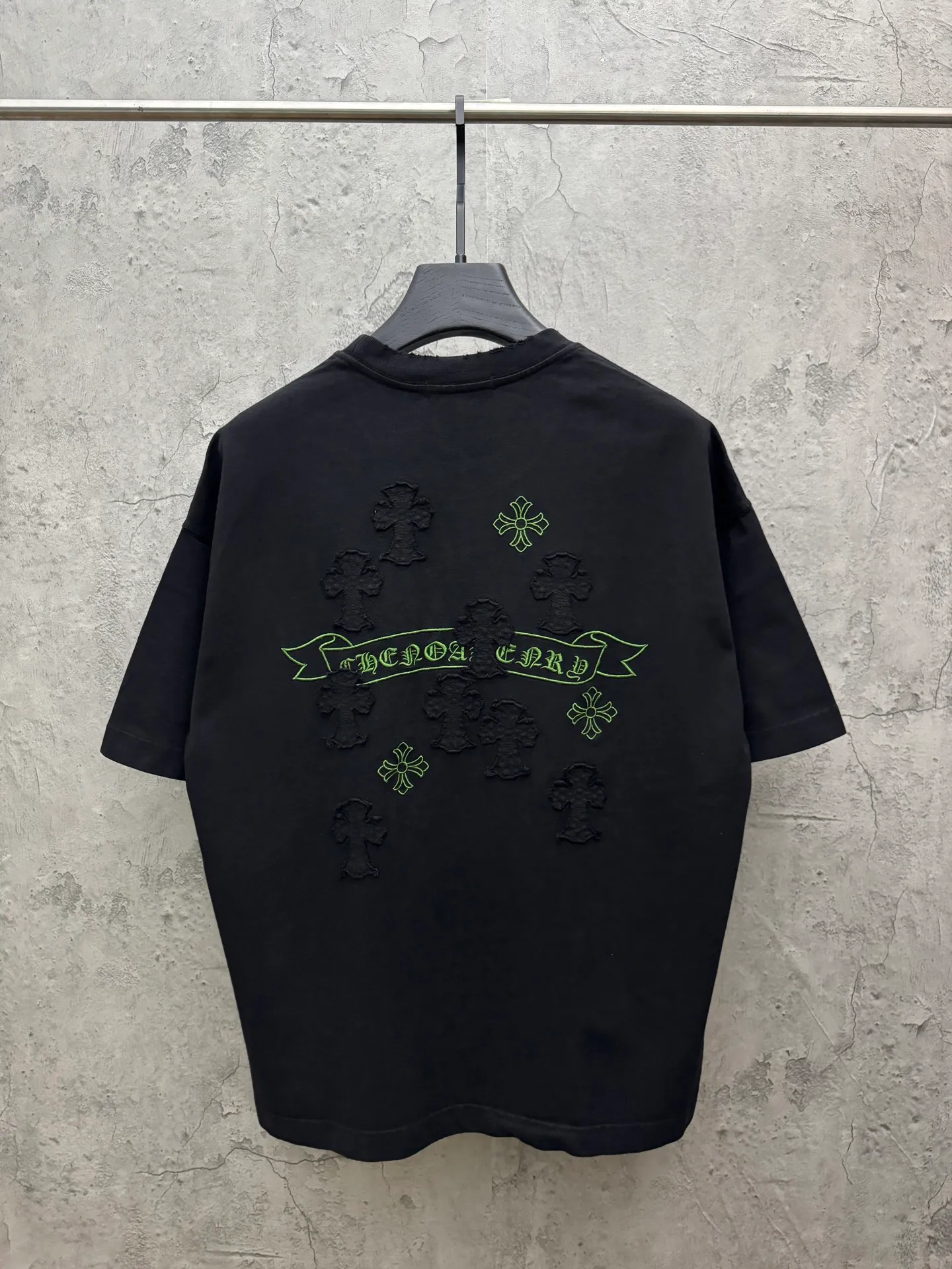 P230 top version, real shot without P, ​​different from market currency) 𝗖𝗵𝗿𝗼𝗺𝗲 𝗛𝗲𝗮𝗿𝘁𝘀/Croxin 2026 spring new original single counter American patch embroidered couple short sleeves 👑The highest version! Customized fabric 320 grams, patch embroidery, best-selling model at the counter, very comfortable to wear. Accessories: original molded and authenticated collar label ➕ 100% silk wash water label. Genuine purchase-grade original hangtag➕matching hanging rope➕3D hanging beads➕original packaging bag. Craftsmanship: The original version has consistent wiring! The highest version of the armhole matching technique! Color: White Black Size: S M L XL Style No.: 6606